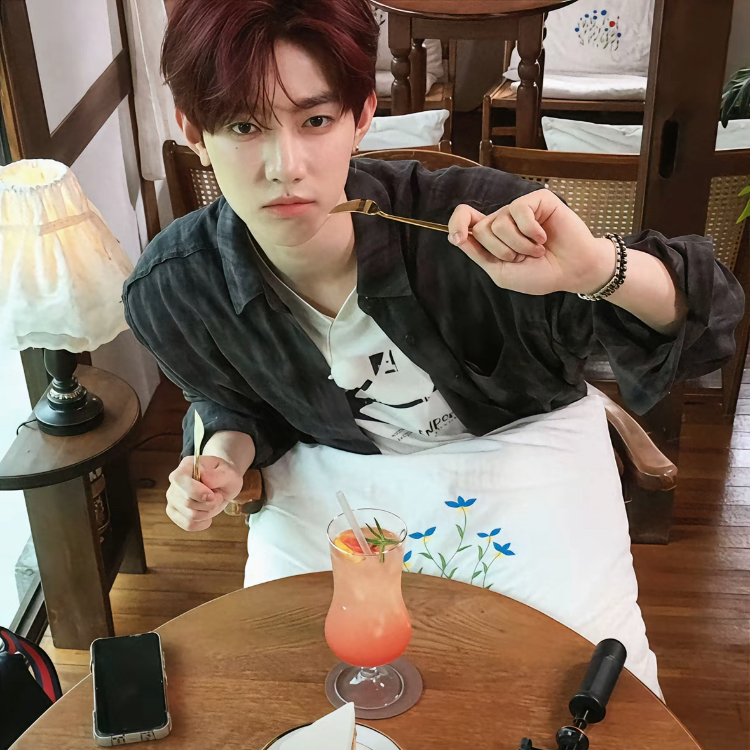 章昊 (ZEROBASEONE)的幕后花絮