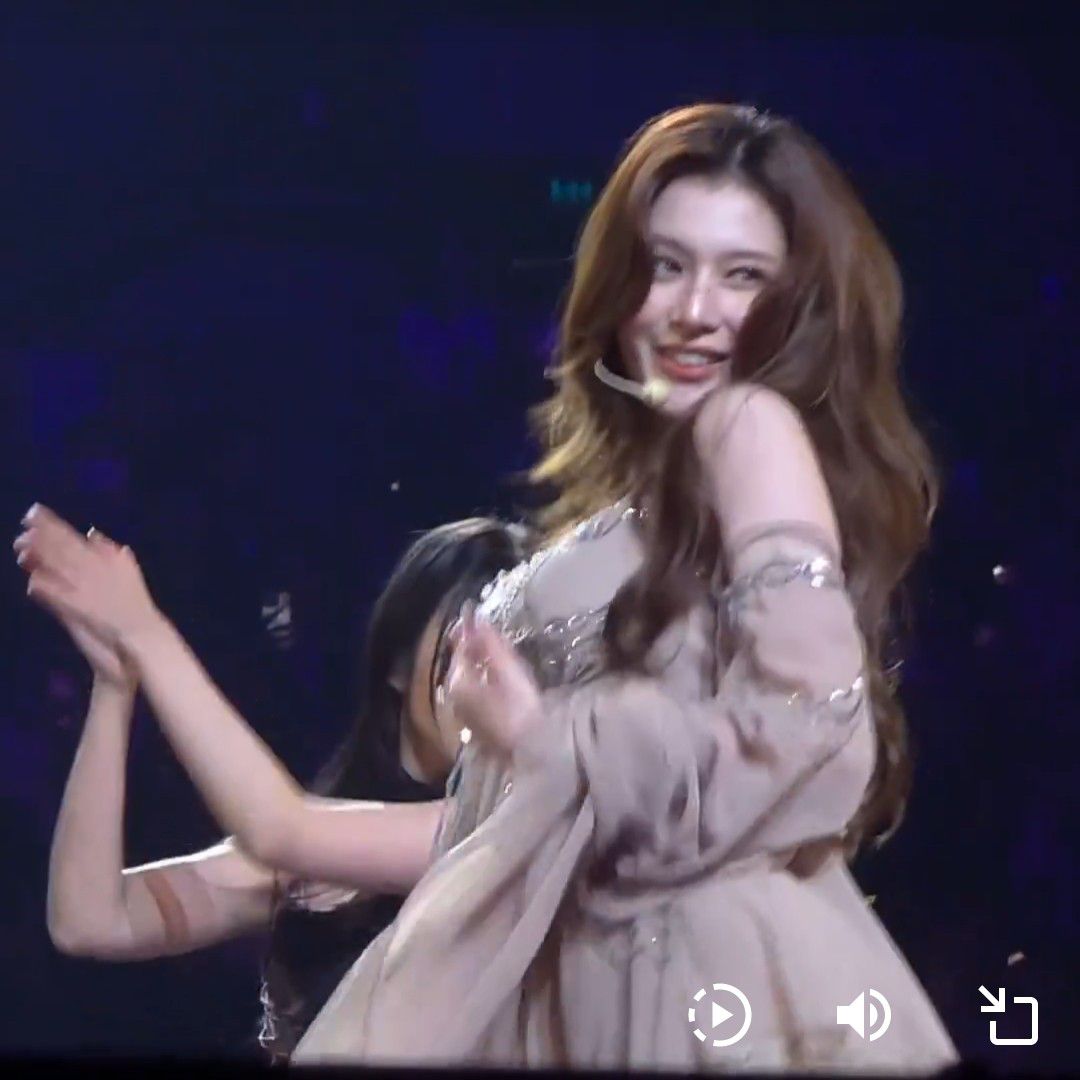 Foto terbaru Sana (TWICE)