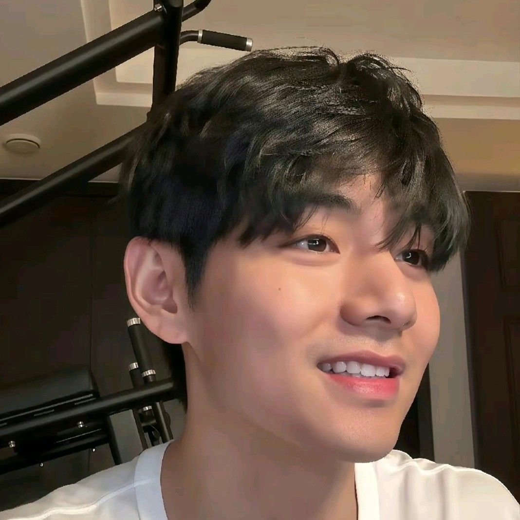 뷔 (방탄소년단) 최근 활동샷