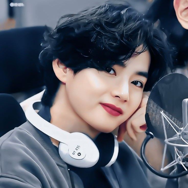 뷔 (방탄소년단)의 최신 사진