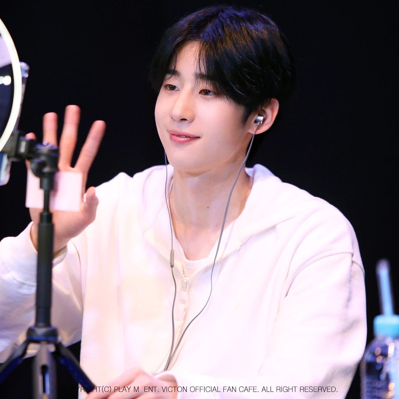 Behind-the-scenes cut of Han Seungwoo