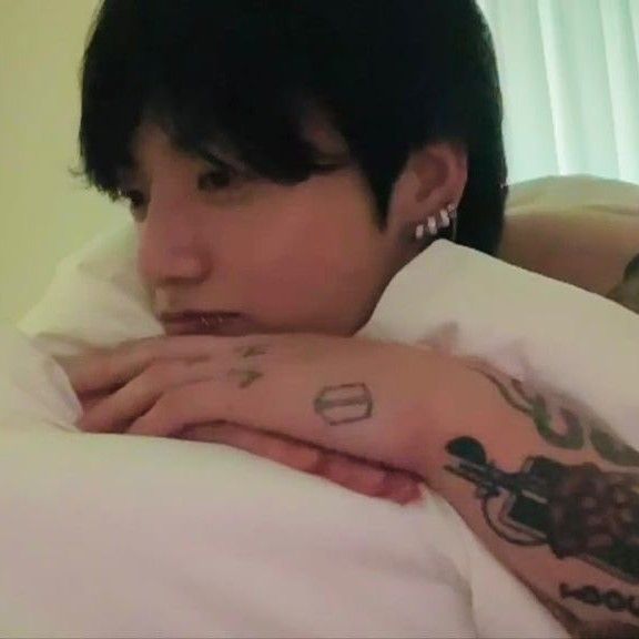Foto aktivitas terbaru Jungkook (BTS)