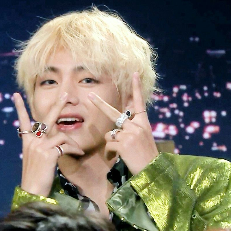 뷔 (방탄소년단)의 최신 사진