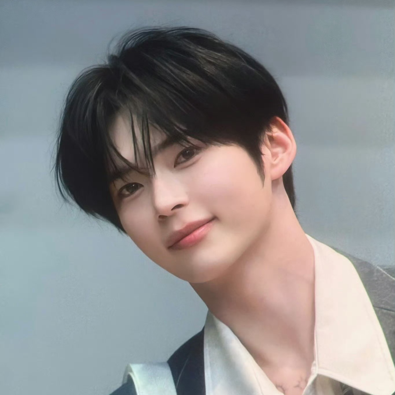 Recent activity shot of Sung Hanbin (ZEROBASEONE)