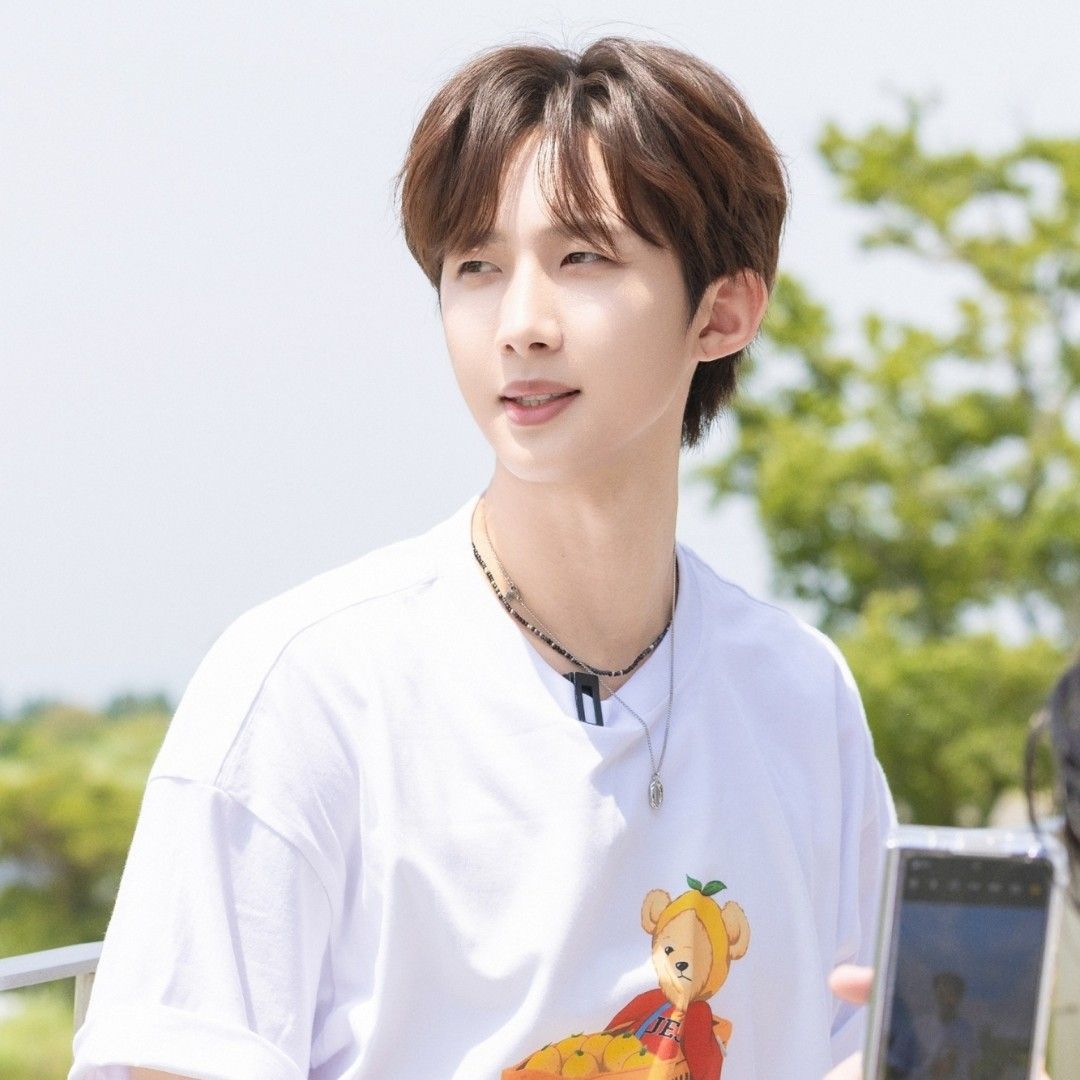 A moment captured by Hui (PENTAGON)'s fan