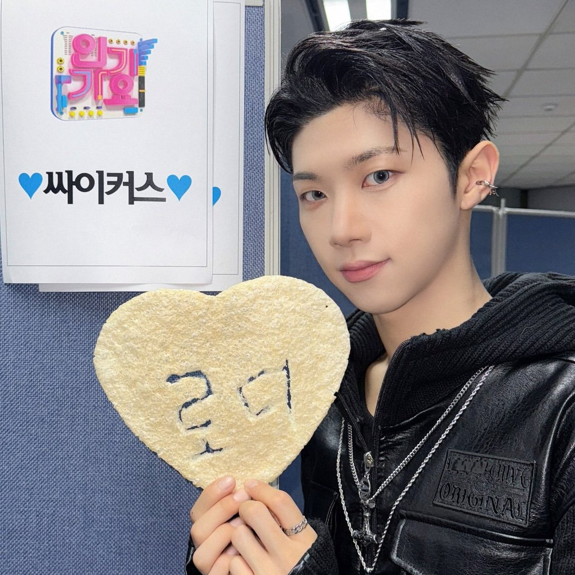 Behind-the-scenes cut of Hyunwoo (Xikers)