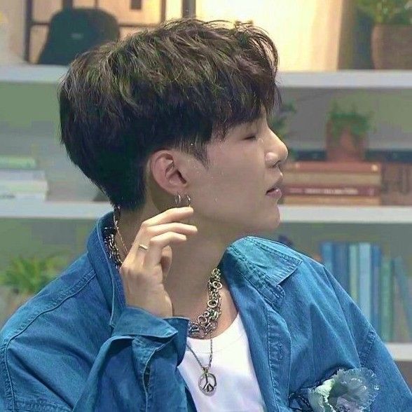 Foto aktivitas terbaru SUGA (BTS)