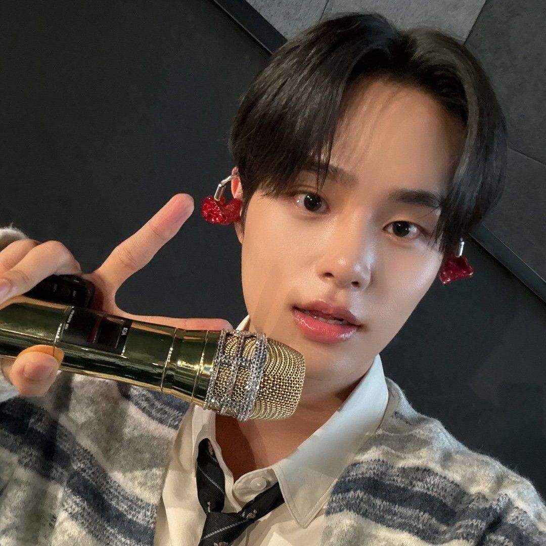 A moment captured by Lee Daehwi (AB6IX)'s fan