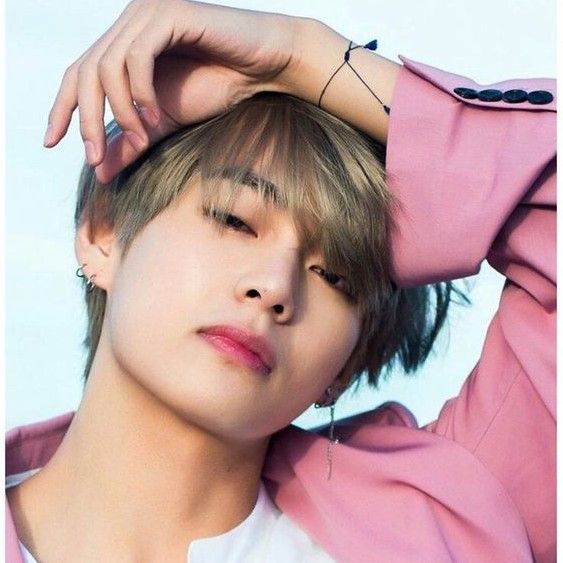 V (防彈少年團)的最新活動照片