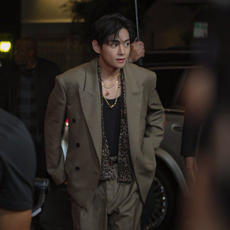 뷔 (방탄소년단)의 최신 사진