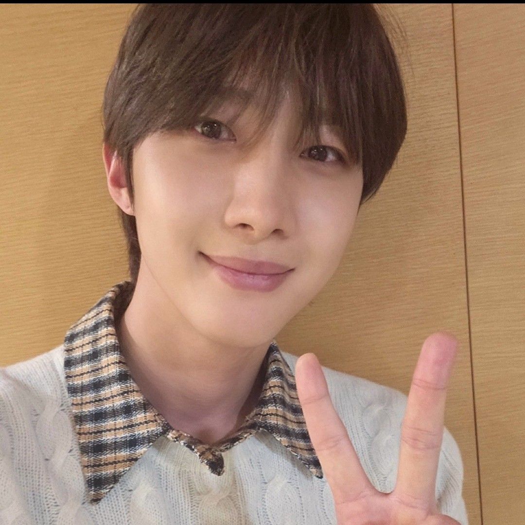 A moment captured by Hui (PENTAGON)'s fan