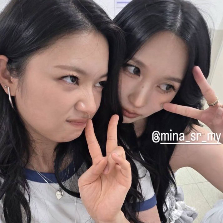 Behind-the-scenes cut of Mina (TWICE)