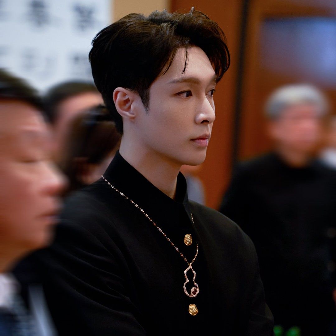 Behind-the-scenes cut of Lay (EXO)