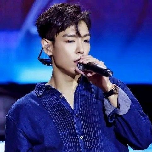 A moment captured by T.O.P's fan