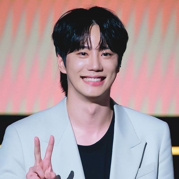 Signature photo of Lee Junyoung capturing their charm