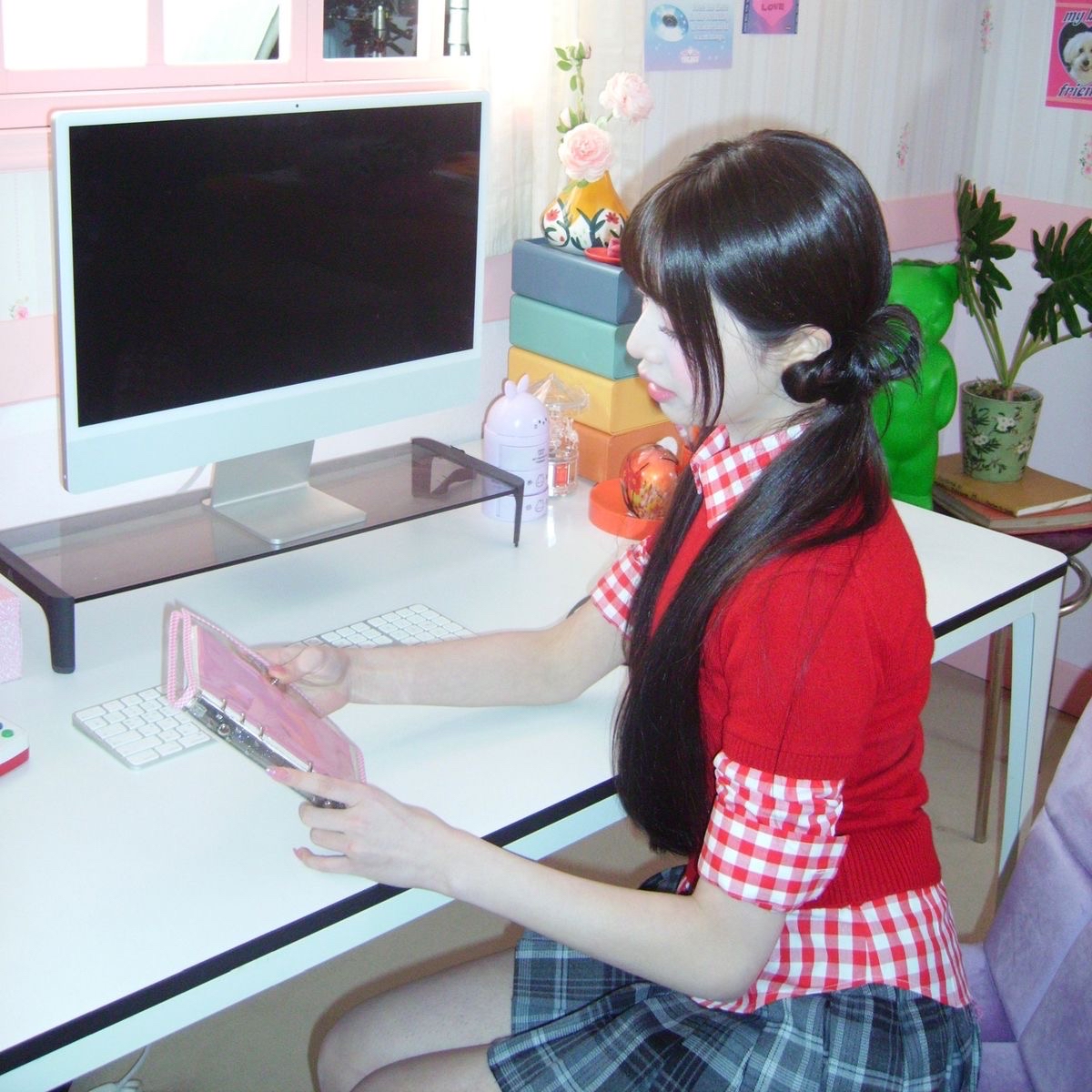 Behind-the-scenes cut of Seowon (UNIS)