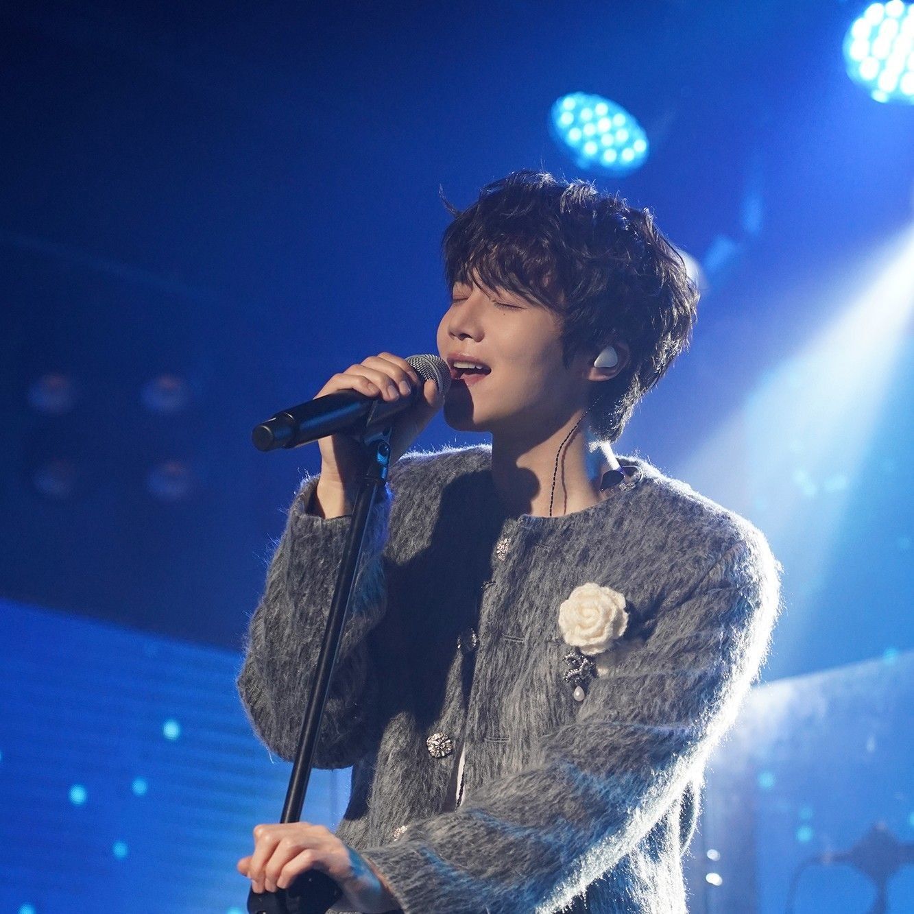 A moment captured by Jinho (PENTAGON)'s fan