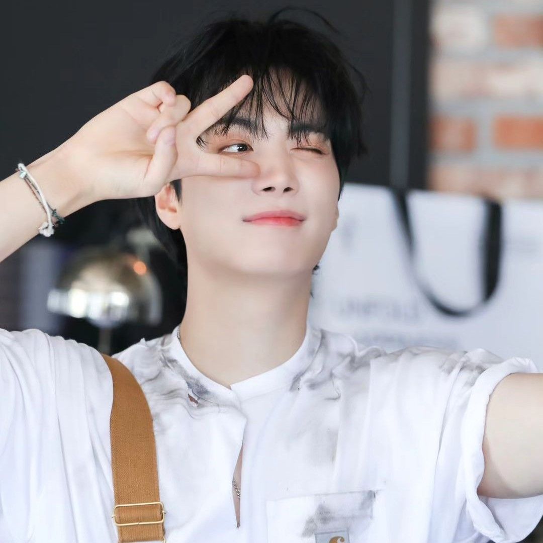 A moment captured by Kim Jonghyeon's fan