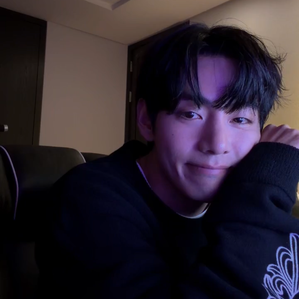 뷔 (방탄소년단)의 최신 사진