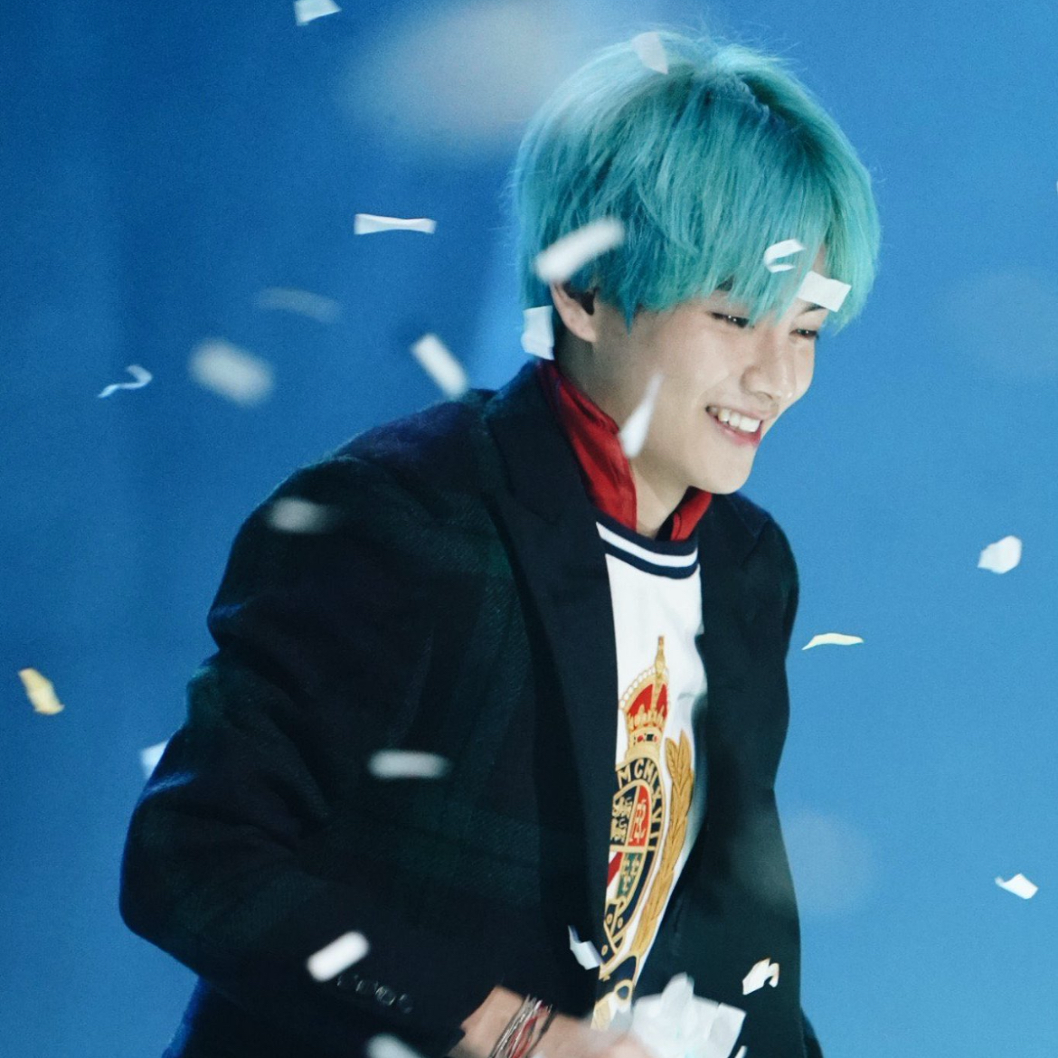 Behind-the-scenes cut of V (BTS)