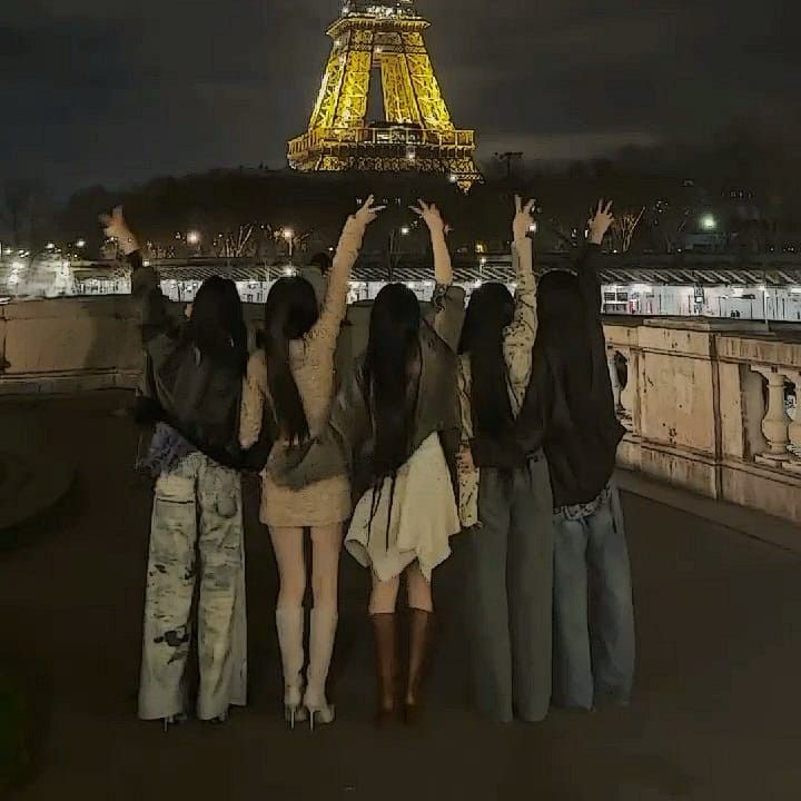 A moment captured by ILLIT's fan