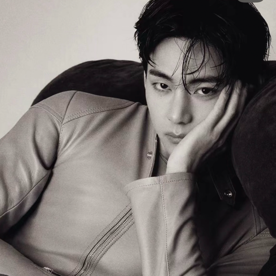 Foto aktivitas terbaru V (BTS)