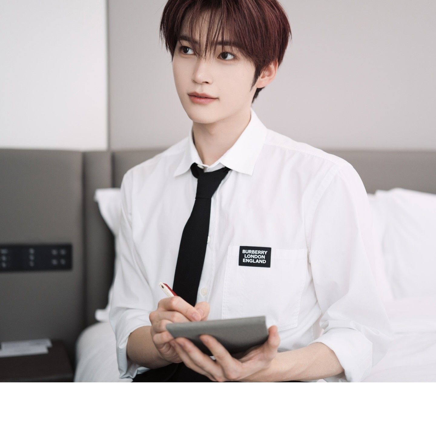 Foto terbaru Sung Hanbin (ZEROBASEONE)