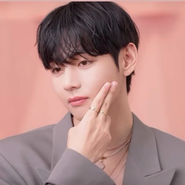 뷔 (방탄소년단)의 최신 사진