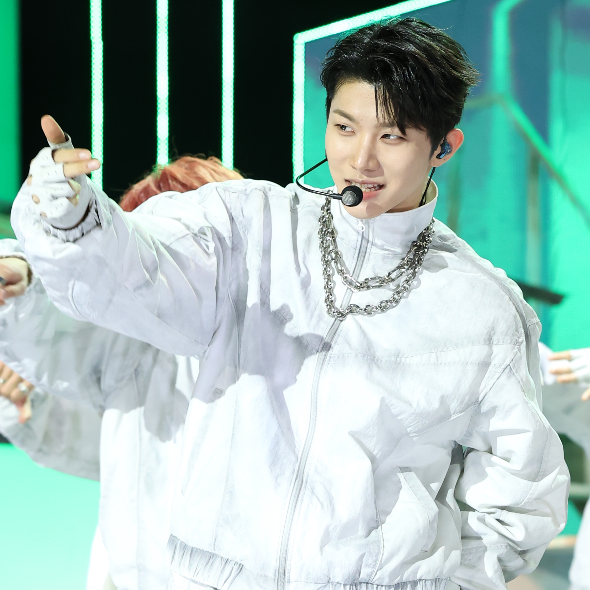 Behind-the-scenes cut of Hyunwoo (Xikers)