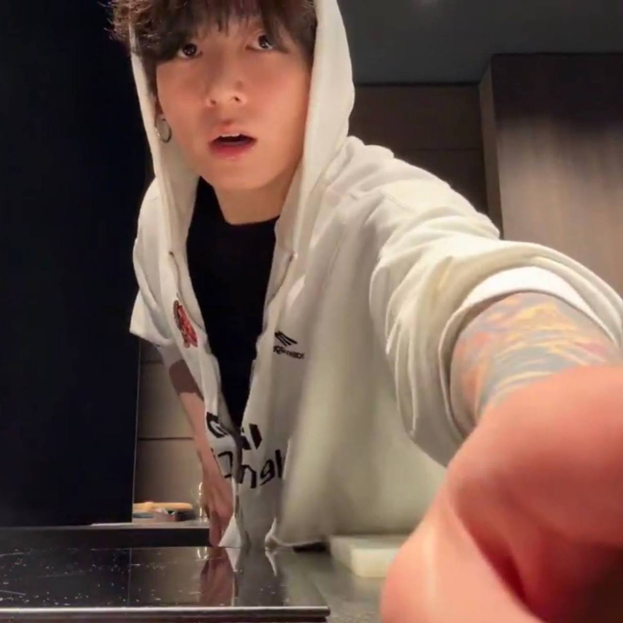 Foto aktivitas terbaru Jungkook (BTS)