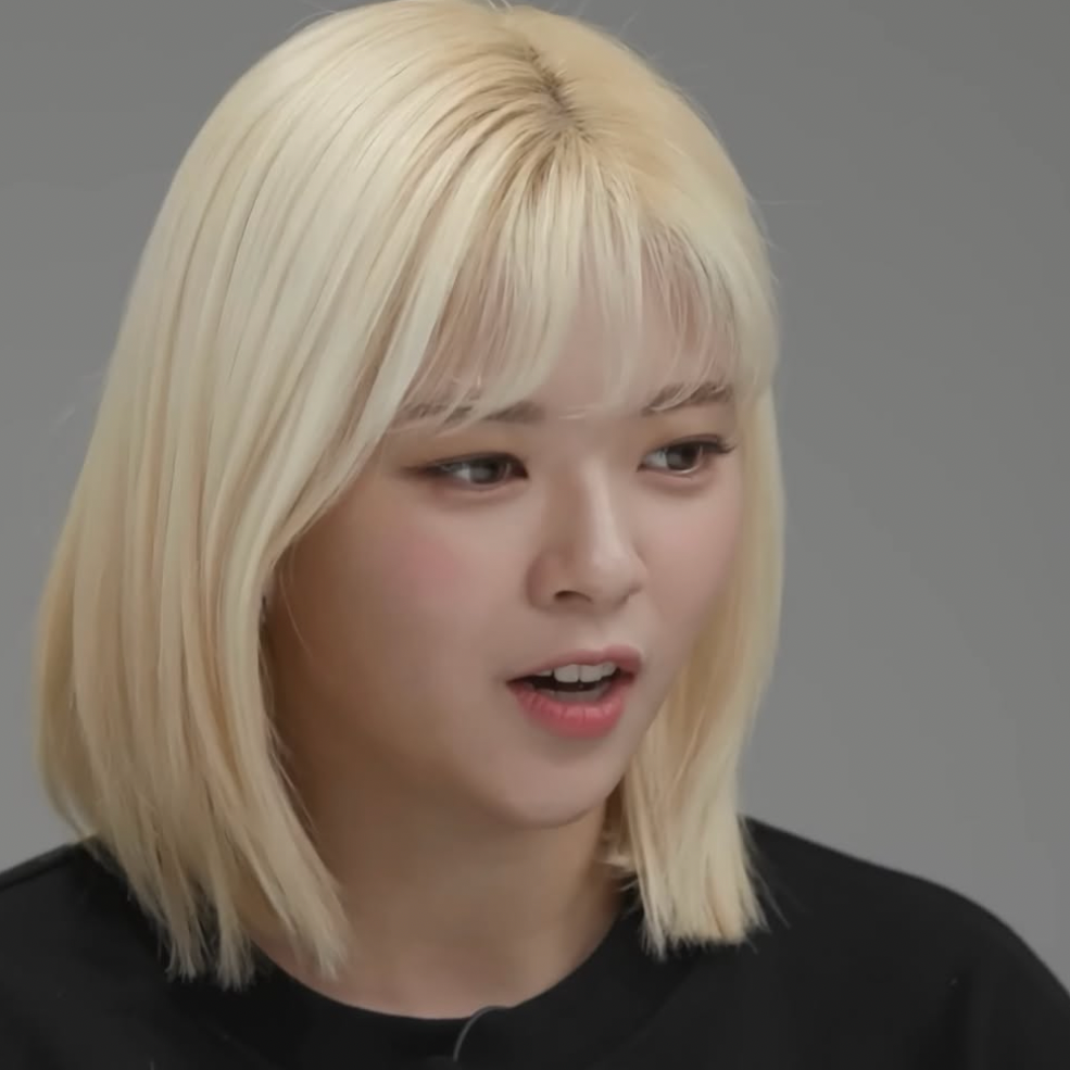 Behind-the-scenes cut of Jeongyeon (TWICE)