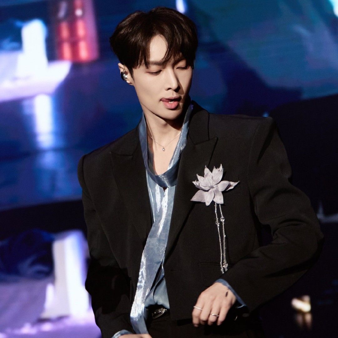 Latest photo of Lay (EXO)