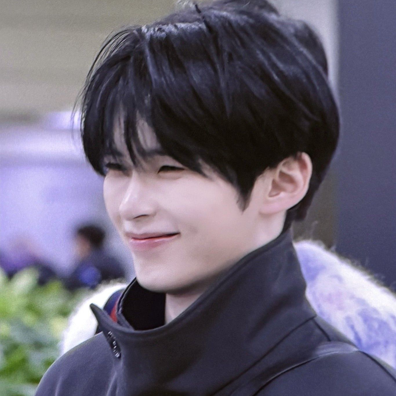 Foto aktivitas terbaru Sung Hanbin (ZEROBASEONE)