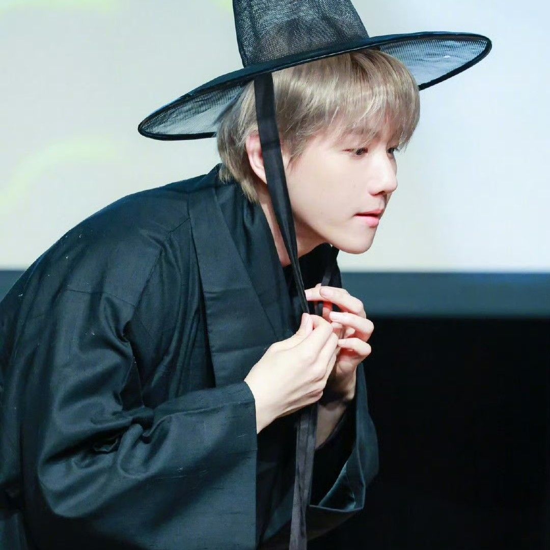 백현 (EXO) 최근 활동샷