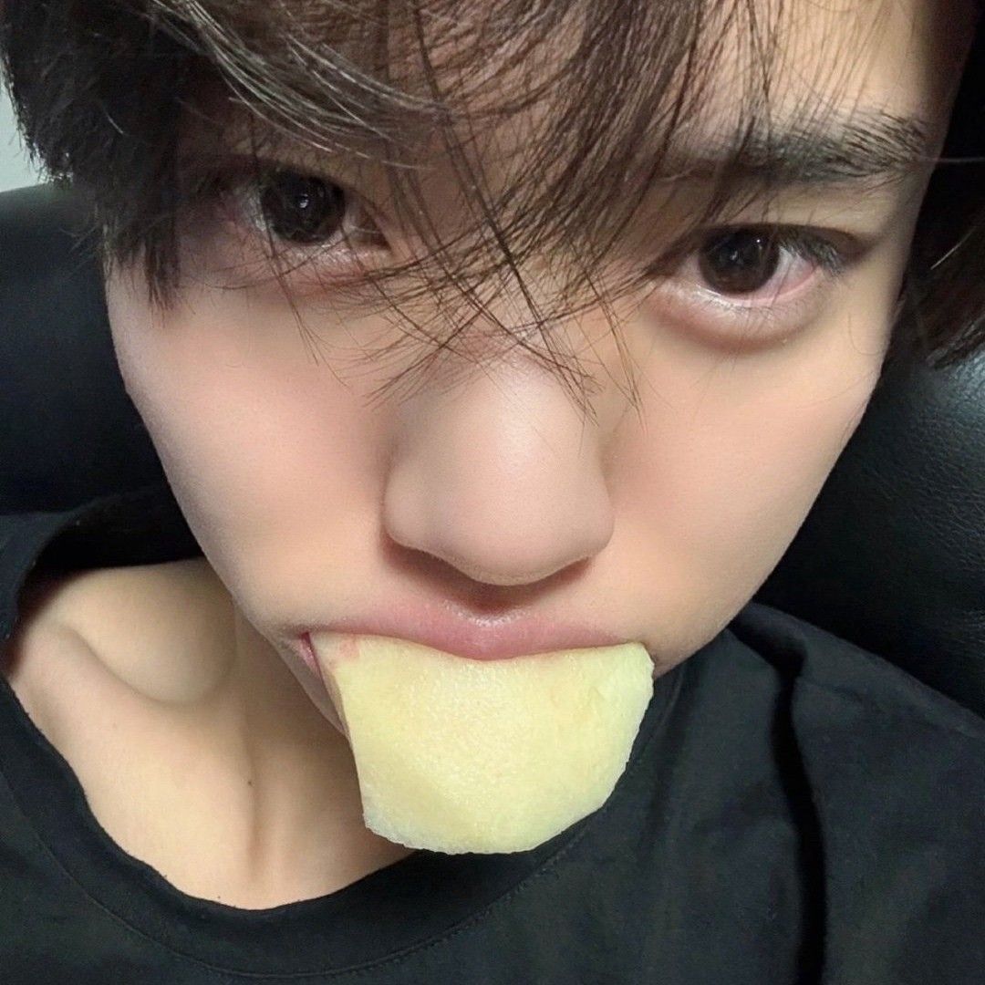 Recent activity shot of Han Yujin (ZEROBASEONE)