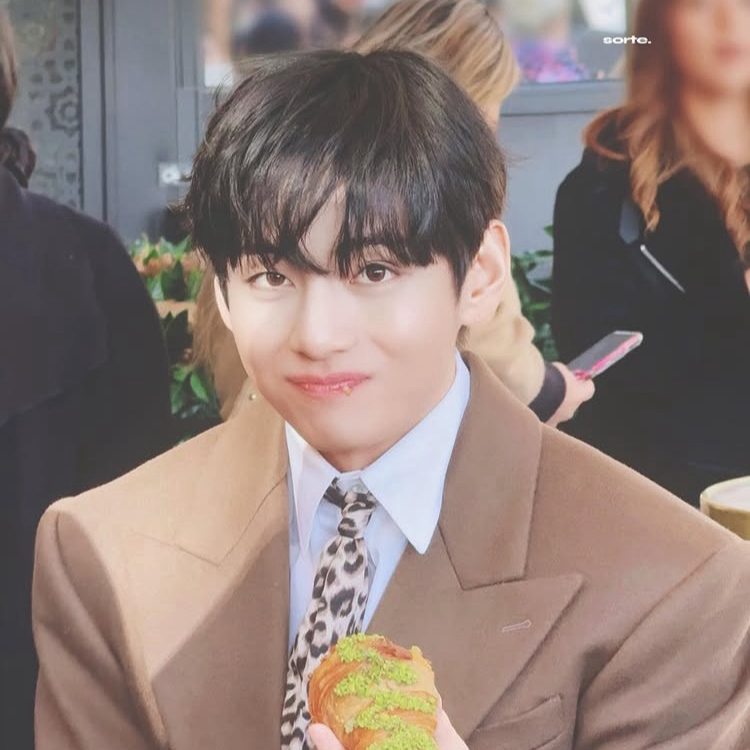 V (防彈少年團)粉絲拍下的瞬間