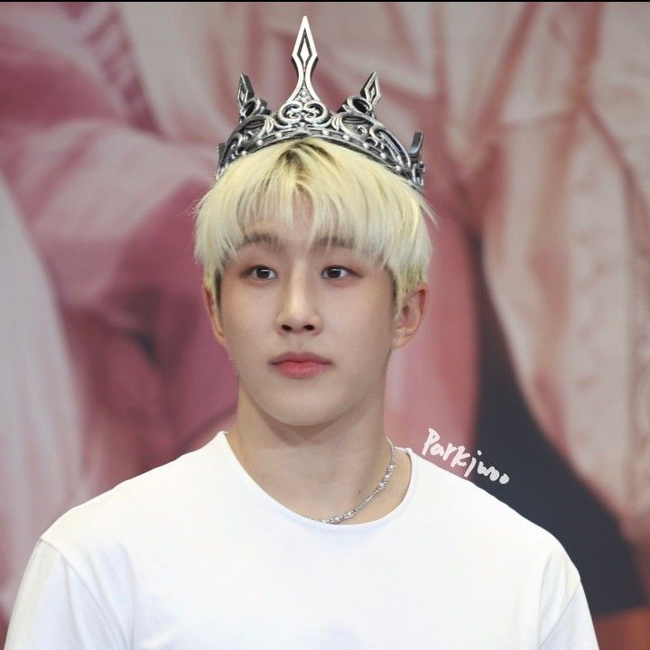 Behind-the-scenes cut of Jinjin (ASTRO)