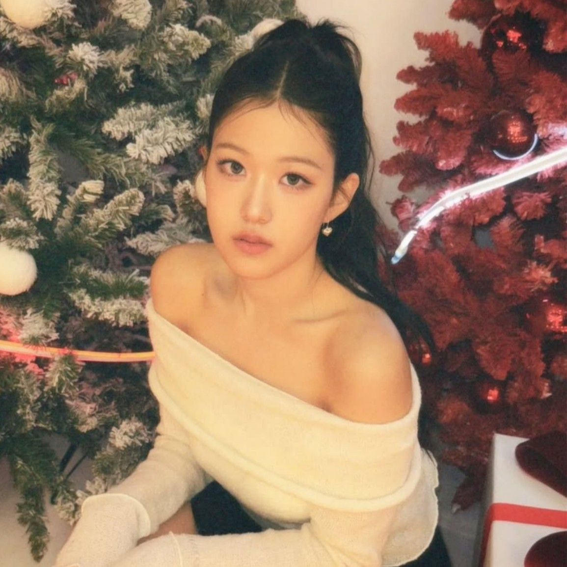 Behind-the-scenes cut of Yoon Jiyoon