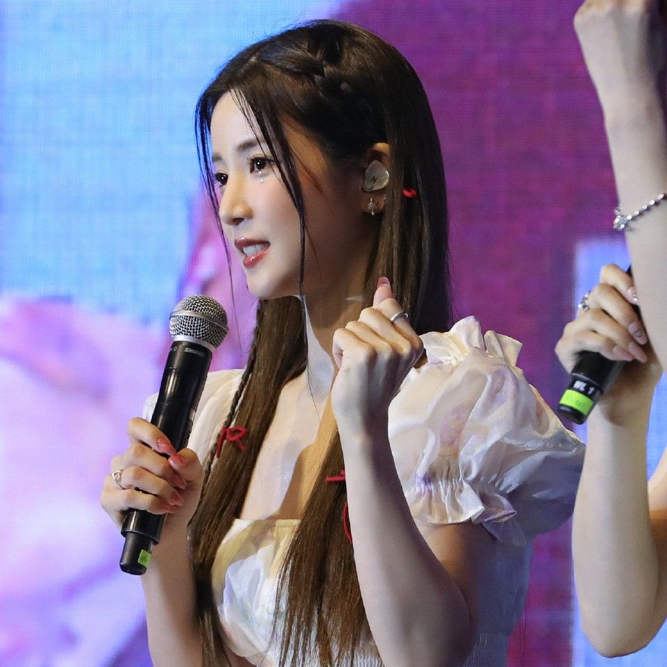 Behind-the-scenes cut of Park Chorong (Apink)