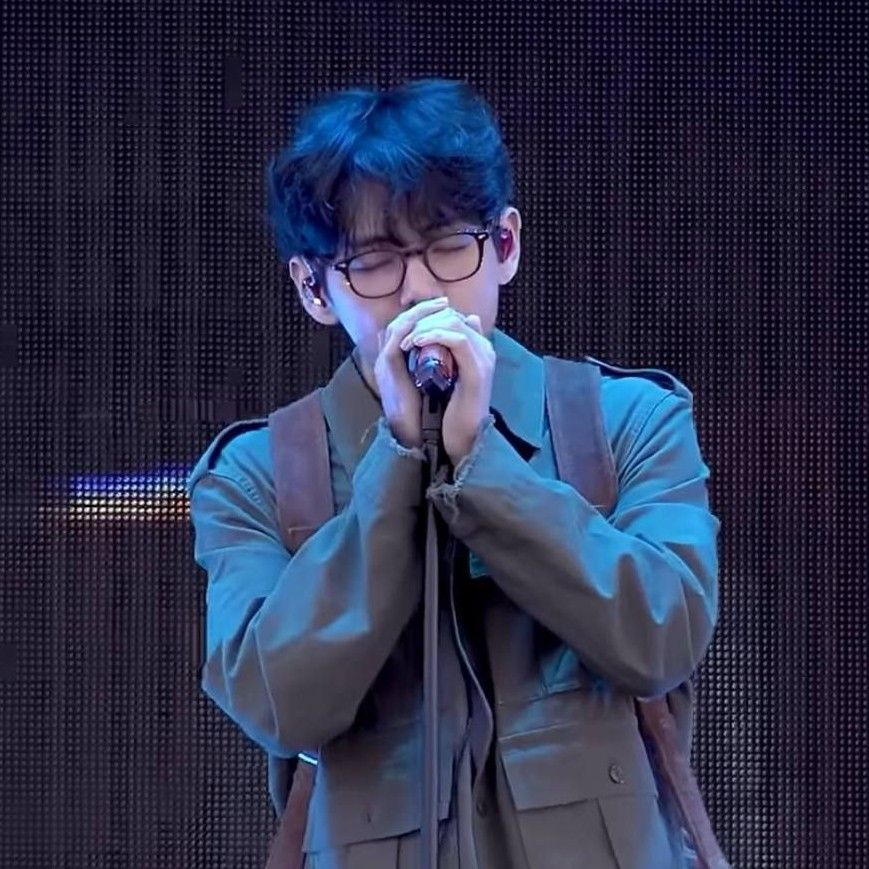 Behind-the-scenes cut of V (BTS)