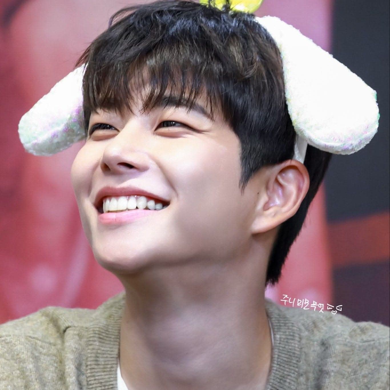 A moment captured by MJ (ASTRO)'s fan