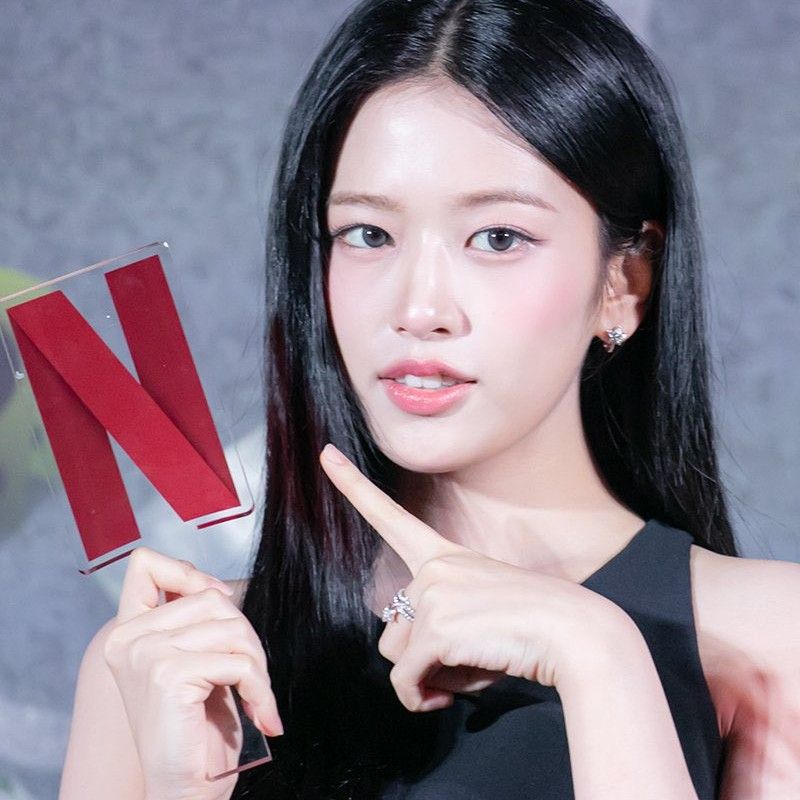 Recent activity shot of An Yujin (IVE)