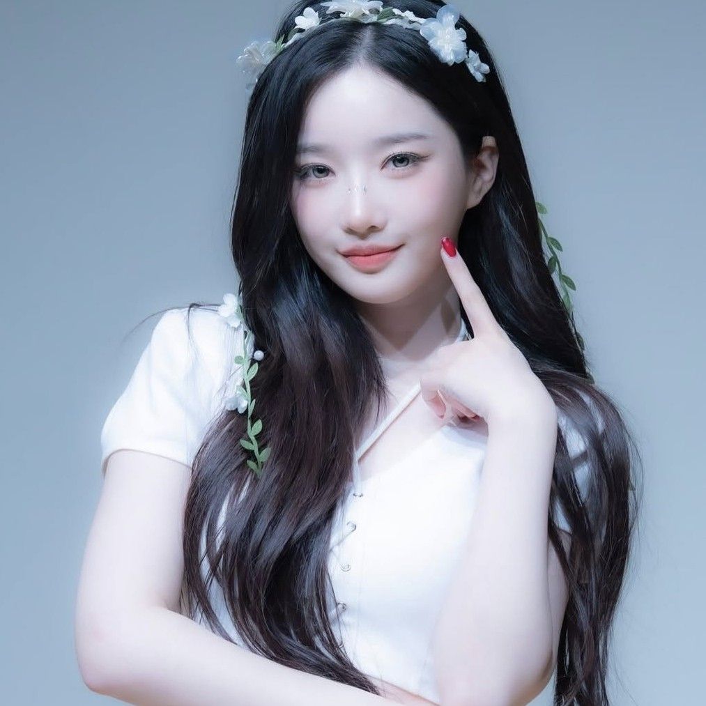 Recent activity shot of Kim Yooyeon (tripleS)