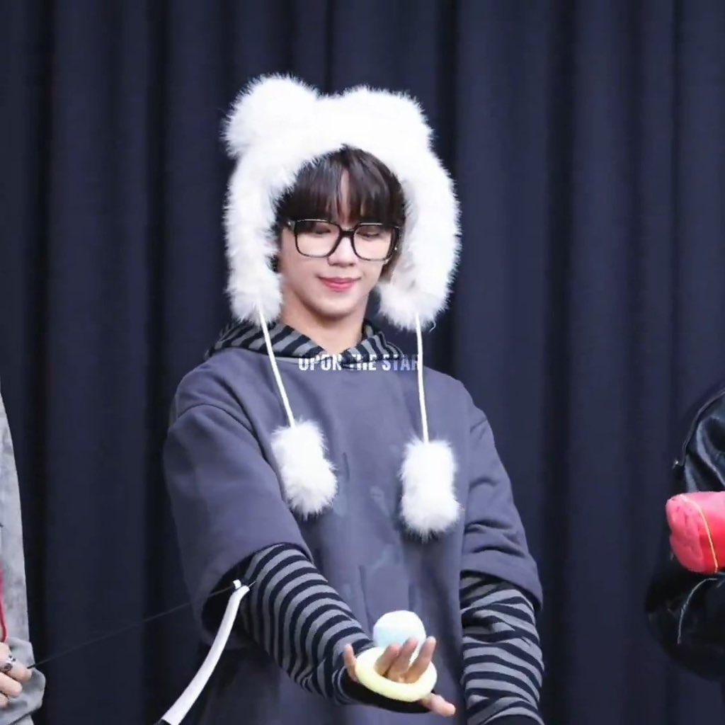 A moment captured by JL (AHOF)'s fan