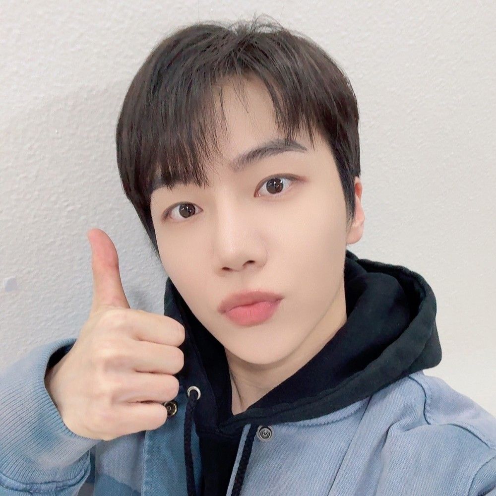 A moment captured by Jinho (PENTAGON)'s fan