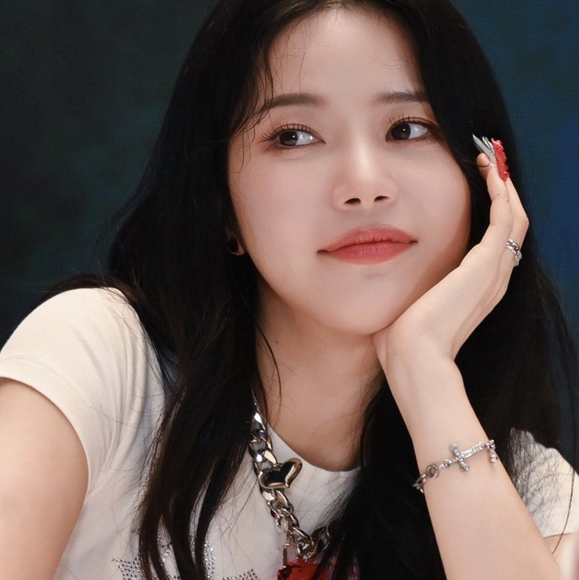 Latest photo of Solar (MAMAMOO)