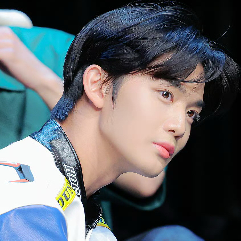 Behind-the-scenes cut of Bae Jinyoung
