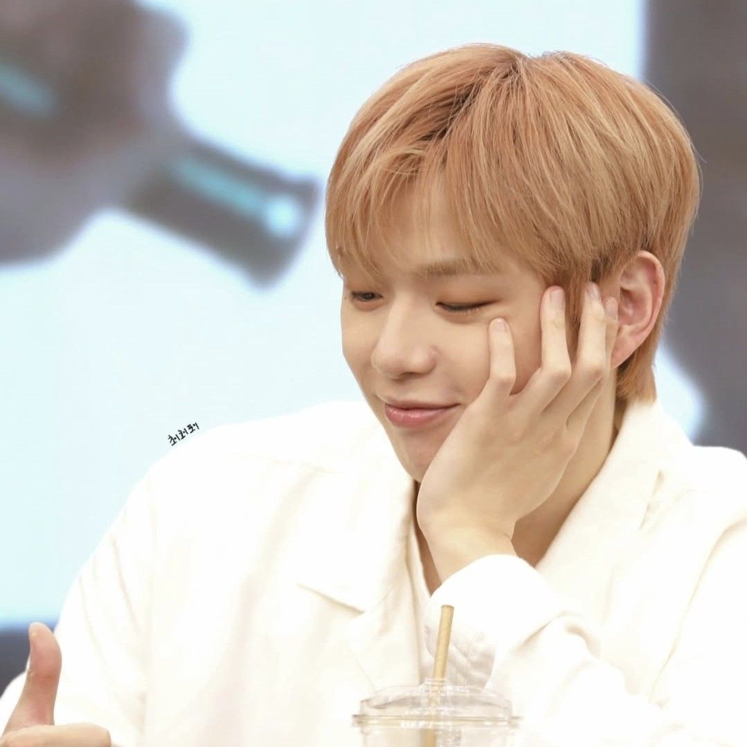 A moment captured by Kang Daniel's fan