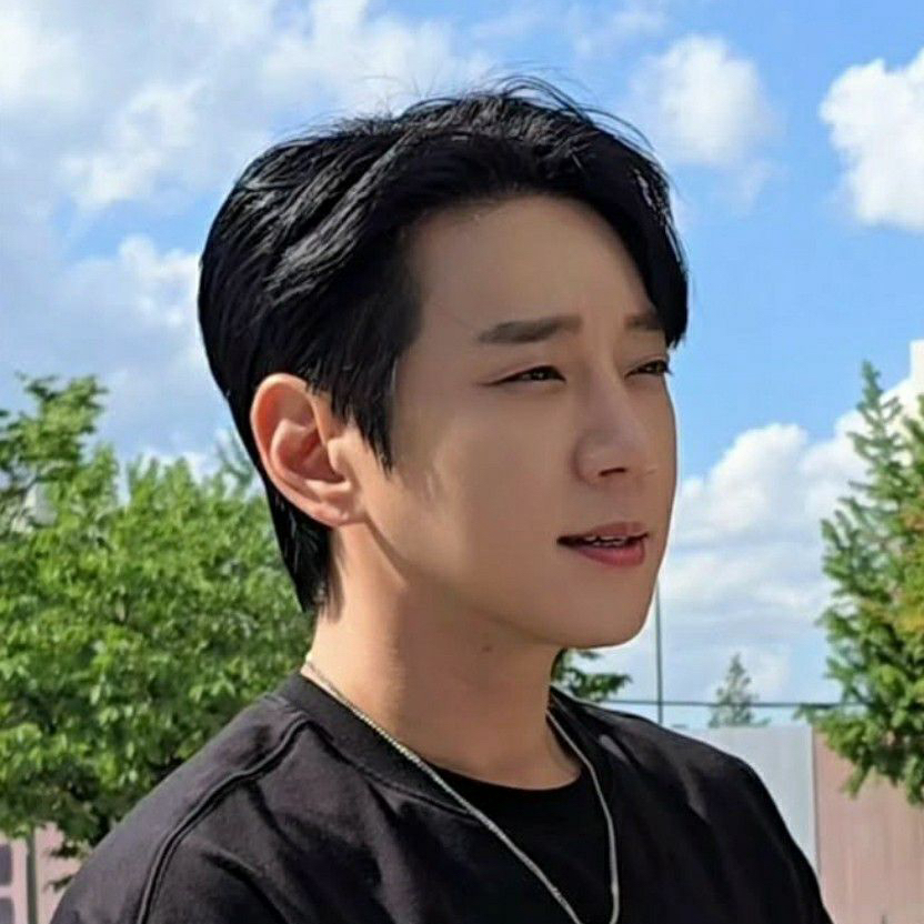 Recent activity shot of Hwang Chiyeol