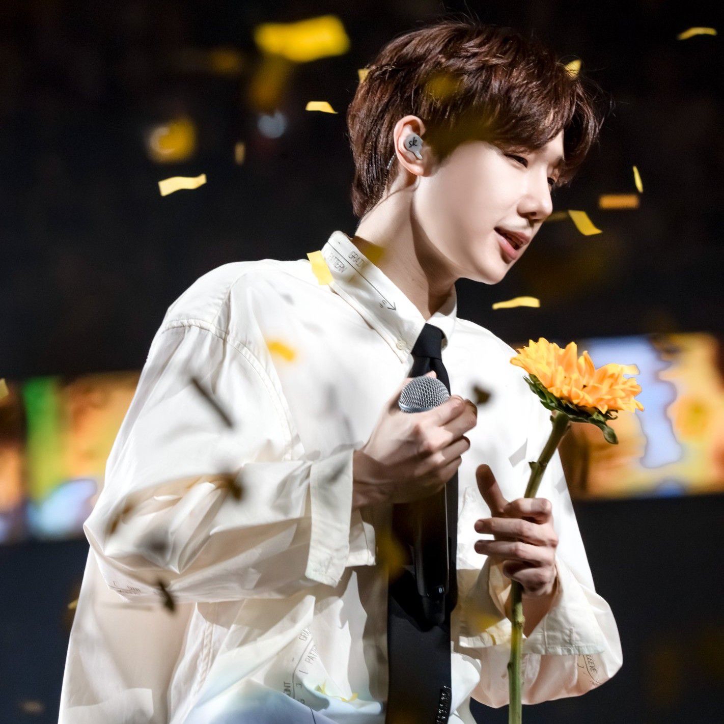 A moment captured by Sungkyu (INFINITE)'s fan